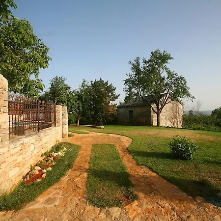 Maria Villa *